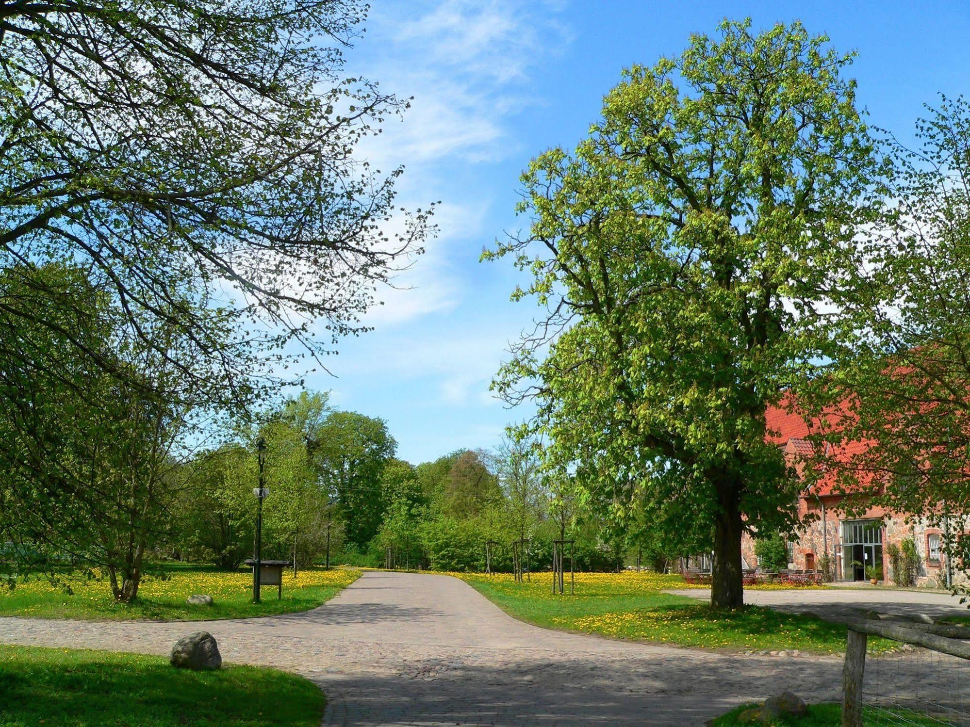 Gutshof Woldzegarten Hotell Exteriör bild